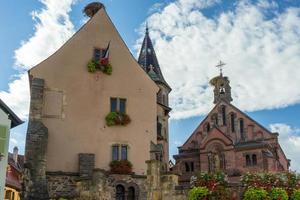 eguisheim, haut-rhin alsacia, francia, 2015. chateau y la iglesia de st leon