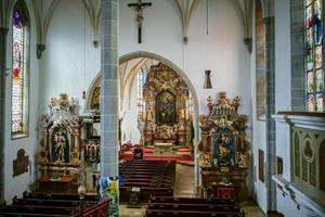 attergau, austria, 2017. vista interior de la iglesia parroquial de st. jorge foto