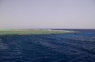 océano azul con arrecife foto
