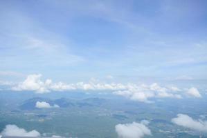 hermoso cielo azul con nubes foto