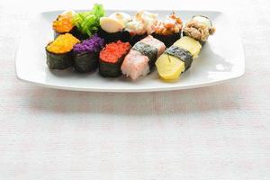 sushi en plato blanco, atún, salmón, lubina, huevo dulce, sushi de gambas, comida japonesa foto