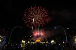 coloridos fuegos artificiales del arco iris en los eventos de año nuevo 2018 en royal flora ratchaphruek, chiang mai, tailandia foto