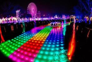 nagasaki, japón el 29 de abril de 2019 huis ten bosch es un parque temático en nagasaki, japón, que muestra viejos edificios holandeses y espectáculos de luces de colores por la noche. foto