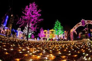 nagasaki, japón el 29 de abril de 2019 huis ten bosch es un parque temático en nagasaki, japón, que muestra viejos edificios holandeses y espectáculos de luces de colores por la noche. foto