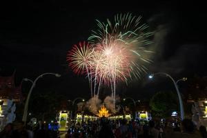 coloridos fuegos artificiales del arco iris en los eventos de año nuevo 2018 en royal flora ratchaphruek, chiang mai, tailandia foto