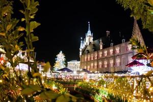 nagasaki, japón el 29 de abril de 2019 huis ten bosch es un parque temático en nagasaki, japón, que muestra viejos edificios holandeses y espectáculos de luces de colores por la noche. foto