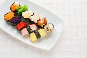 sushi en plato blanco, atún, salmón, lubina, huevo dulce, sushi de gambas, comida japonesa foto