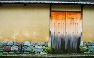 puerta de madera cerrada con la pared de piedras. foto