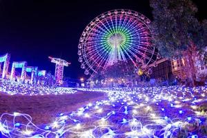 nagasaki, japón el 29 de abril de 2019 huis ten bosch es un parque temático en nagasaki, japón, que muestra viejos edificios holandeses y espectáculos de luces de colores por la noche. foto