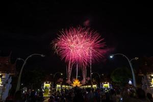 coloridos fuegos artificiales del arco iris en los eventos de año nuevo 2018 en royal flora ratchaphruek, chiang mai, tailandia foto