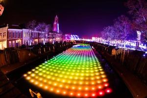 nagasaki, japón el 29 de abril de 2019 huis ten bosch es un parque temático en nagasaki, japón, que muestra viejos edificios holandeses y espectáculos de luces de colores por la noche. foto