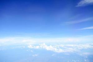 hermoso cielo azul con nubes foto