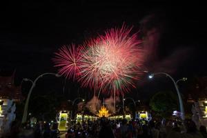 coloridos fuegos artificiales del arco iris en los eventos de año nuevo 2018 en royal flora ratchaphruek, chiang mai, tailandia foto
