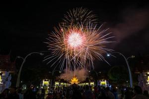 coloridos fuegos artificiales del arco iris en los eventos de año nuevo 2018 en royal flora ratchaphruek, chiang mai, tailandia foto