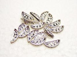 diamantes de imitación brillantes y brillantes sobre un fondo blanco. joyas de gemas de moda. foto