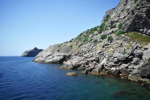 paisaje marino de crimea - hermosa costa, mar fresco, sol caliente y rocas foto