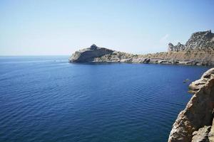 paisaje marino de crimea - hermosa costa, mar fresco, sol caliente y rocas foto