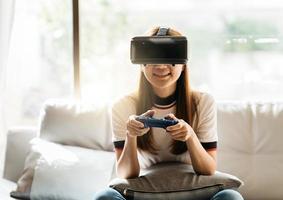 mujer con gafas de realidad virtual. concepto de tecnología futura. foto