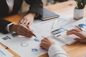 reunión de empresarios y trabajo con informe financiero, hablando de plan de negocios para inversión, concepto de análisis financiero foto