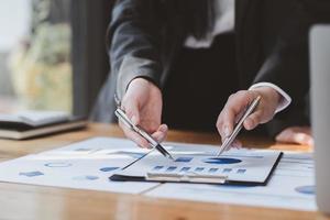 concepto de inteligencia empresarial, equipo de personas que trabajan en gráficos y datos, reunión en la oficina, análisis de gráficos foto