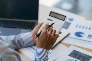 hombre de negocios que trabaja con informe financiero, hablando de plan de negocios para inversión, concepto de análisis financiero. foto