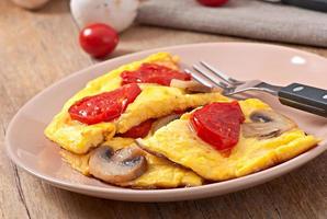 deliciosa tortilla con tomates y champiñones para el desayuno foto