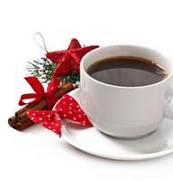 taza de café espresso y decoración navideña foto