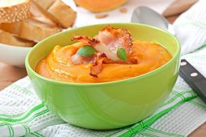 sopa de calabaza con picatostes foto