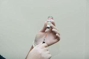 médico que prepara la vacuna covid-19 para inyección