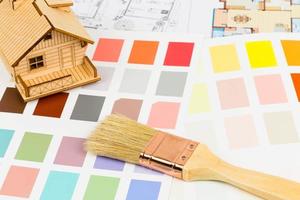 catálogo de muestra de color de pintura con pincel, dibujo y modelo de casa foto