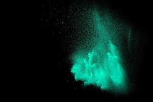 explosión de polvo verde abstracto sobre fondo negro. polvo verde abstracto salpicado en el fondo. foto