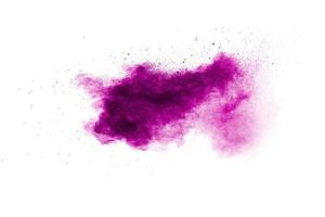 Salpicadura de polvo rosa sobre fondo. Explosión de polvo rosa sobre fondo blanco. foto