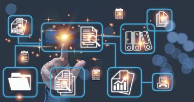 hombre de negocios tocando icono virtual en línea. base de datos y automatización de procesos para gestionar archivos, conocimiento y documentación en la empresa. sistema de gestión de documentos. foto