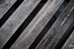 foto de primer plano de la mesa de café al aire libre. tablones de madera marrón de diferentes texturas, vista superior de la mesa.