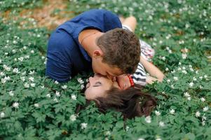 joven pareja hermosa enamorada en el bosque. una pareja se abraza cerca de un barranco entre los árboles. espacio libre. foto