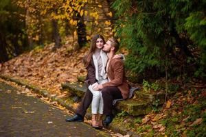 joven pareja hermosa abrazos en el parque de otoño. foto