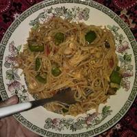 fideos de comida con pollo foto