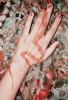 mano con tatuaje de henna serpiente foto