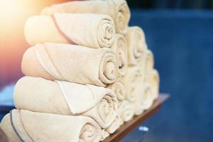 montón de toallas para el servicio de piscina o entrenamiento o después del ejercicio o masaje de aromaterapia foto