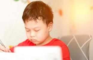 niño aprendiendo en casa foto