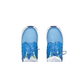 zapatos deportivos azules sobre el uso, vista superior sobre fondo blanco aislado foto