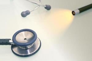 estetoscopio médico y antorcha médica o luz de flash para el examen de atención médica foto