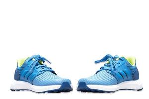 Zapatos deportivos azules sobre fondo blanco aislado foto