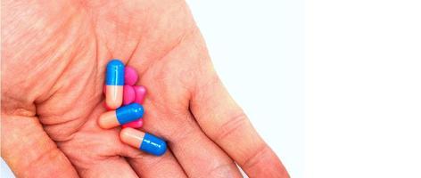 medicamentos de mano antes de tomarlos por vía oral en el concepto de consumo de drogas, cerrados