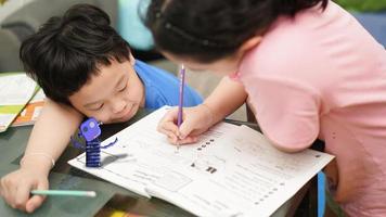 niño y niña aprendiendo educación en el hogar en casa foto