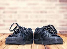 zapato de estudiante negro con cordones foto