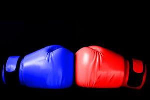 guante de boxeo rosa en el punzonado en fondo negro en concepto de mujer foto