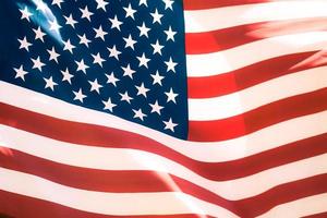 bandera estadounidense vintage ondeando en el viento