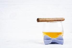 feliz Día del Padre. concepto vintage con vista de whisky y cigarro foto