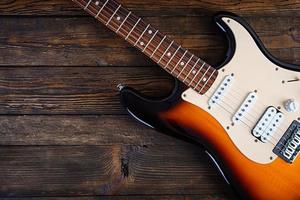 primer plano de guitarra eléctrica sobre fondo de madera antiguo vintage foto